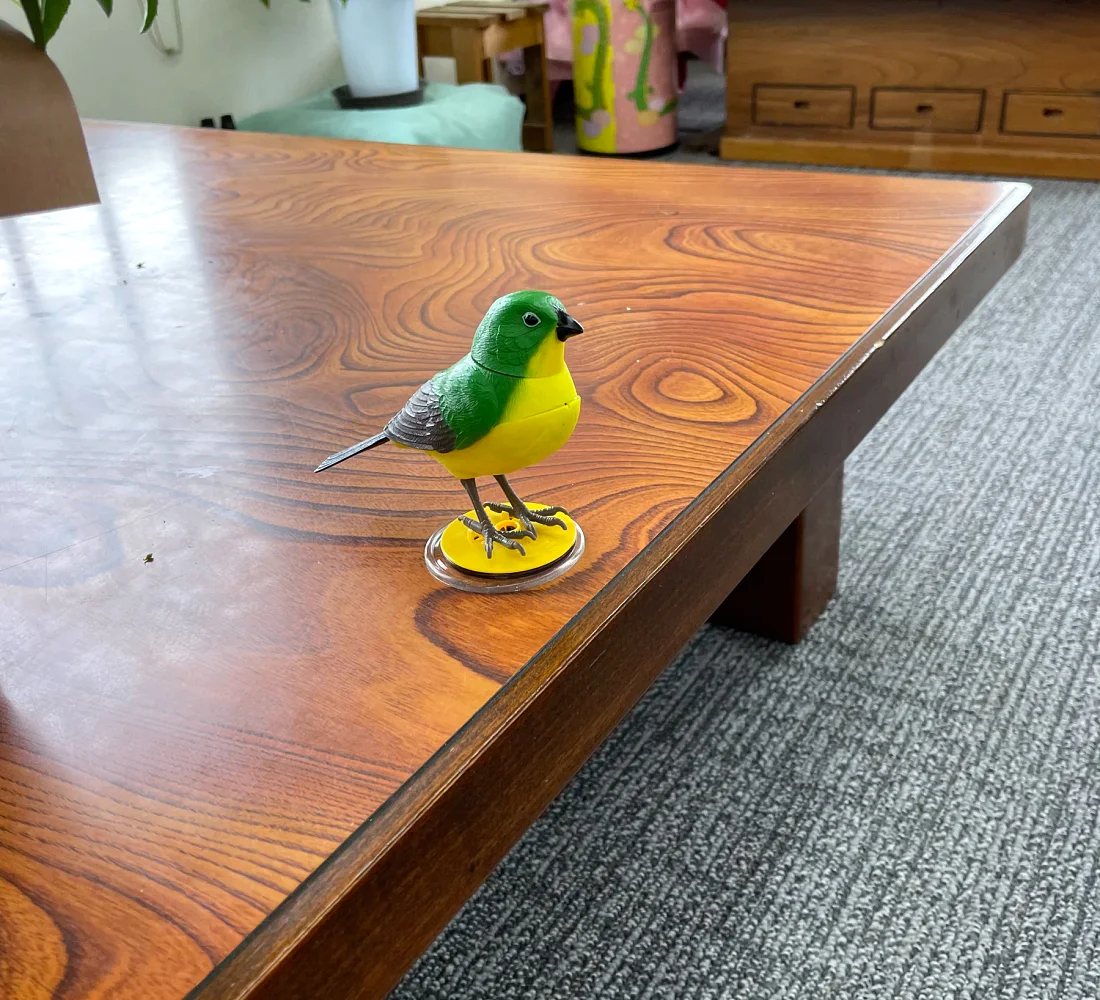 さんろく茶屋の木のテーブルに置かれた鳥の置物