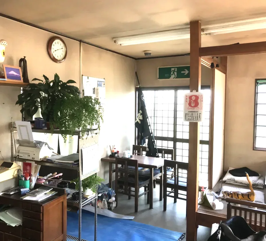 さんろく茶屋の花が置かれた明るい店内
