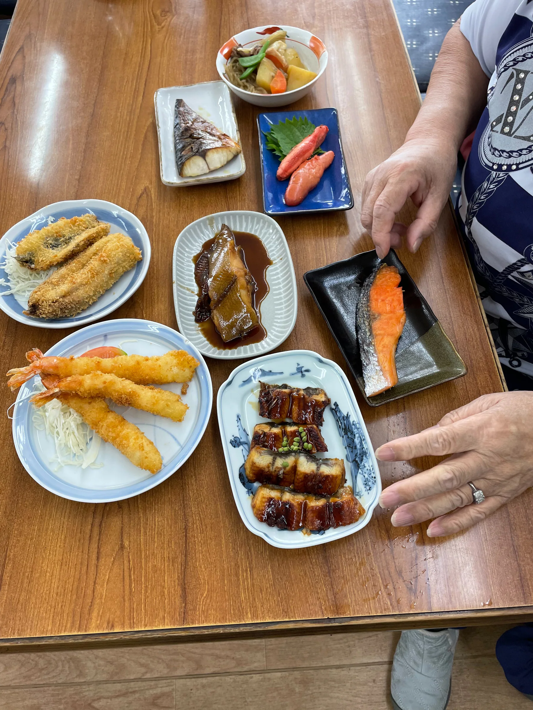 さんろく茶屋の昼ごはんを並べたテーブル