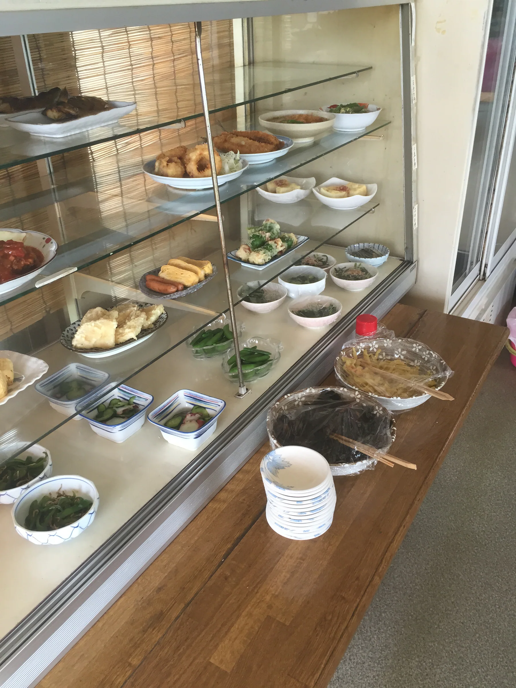 さんろく茶屋のおかず棚